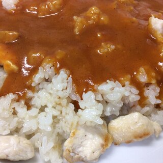 鶏肉炒めごはんのインスタントカレー乗せ